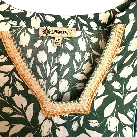 Democracy Floral Short Sleeve Split Hem Top Size Small - Picture 6 of 14